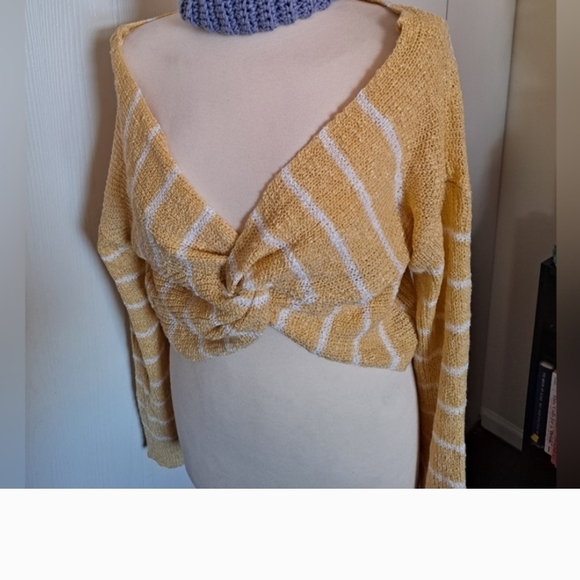 Sweaters. - Picture 2 of 5